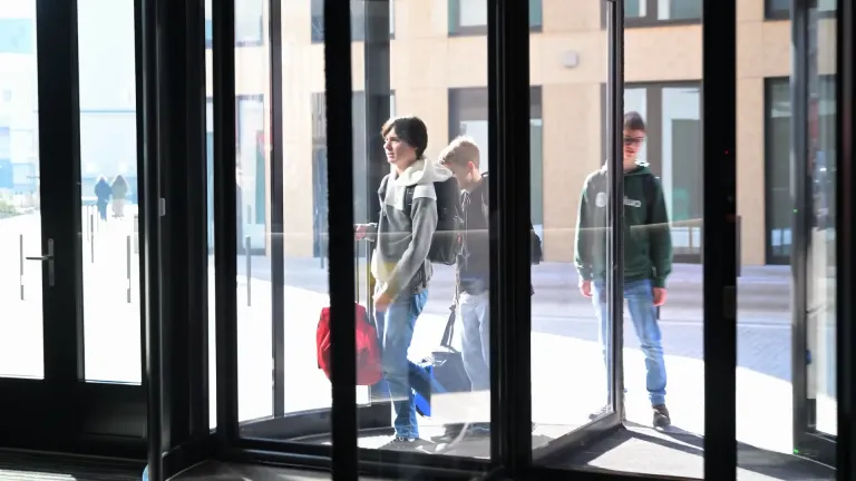 Photo of our team entering the NKÚ building in the HackujStat hackathon of 2025