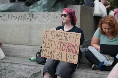 Sign reading “Go talk to experts”